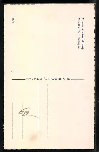 AK Moravske narodni kroje, Valasky pred chalupou