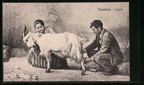 AK Taormina, Bauernpaar in Tracht beim Melken einer Ziege