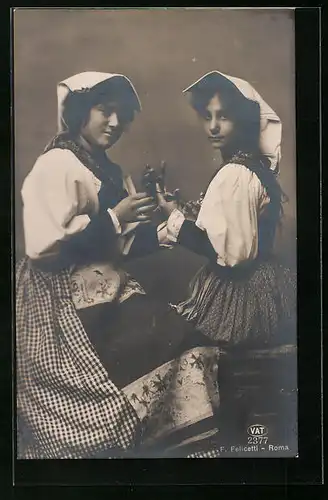 AK Zwei Frauen in Tracht beim Aufwickeln von Wolle