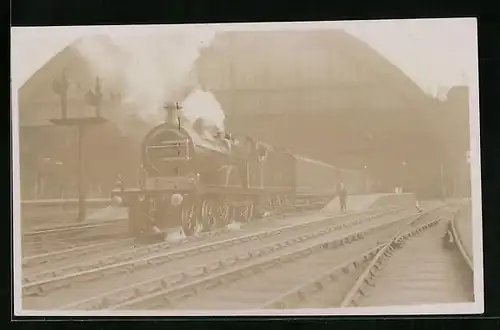 AK Englische Eisenbahn mit der No. 709 fährt aus dem Bahnhof raus