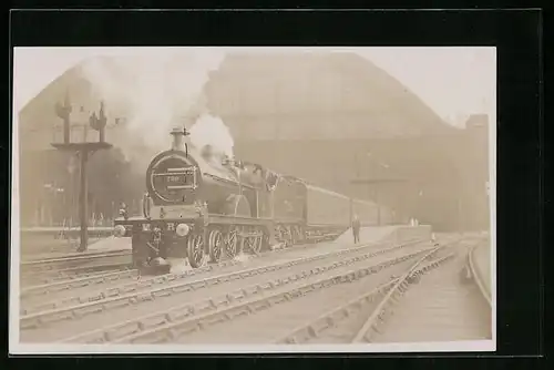 AK Englische Eisenbahn mit der No. 709 fährt vom Bahnhof ab