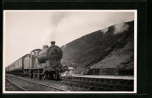 AK Englische Eisenbahn mit No. 1390 fährt durch hügeliges Terrain