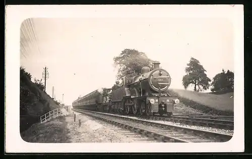 AK Englische Eisenbahn No. 527 fährt durch ländliche Weiten