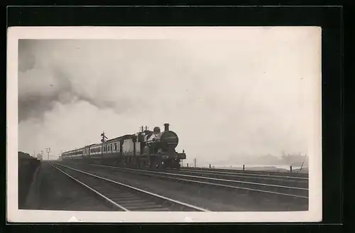 AK Englische Eisenbahn färht durch nebelige Landschaft