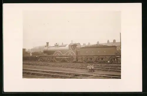 AK englische Eisenbahn mit Tenderwagen von M&GN No 79 hält am Abstellgleis