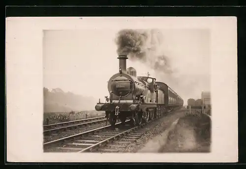 AK Englische Eisenbahn mit der No 248 mit Passagierwagen nimmt Fahrt auf