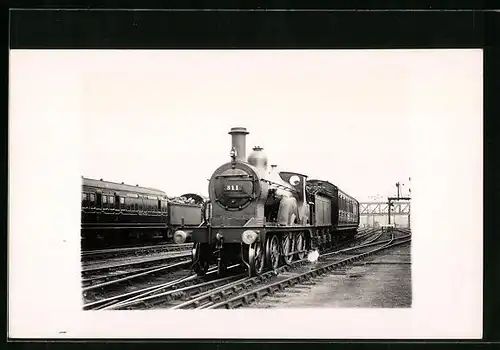 AK Englische Eisenbahn mit der No. 311 fährt orteinwärts