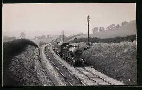 AK Englische Eisenbahn mit Dampflocktender fährt um Kurve