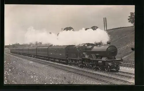 AK Englische Eisenbahn mit der No 1098 nimmt Tempo auf