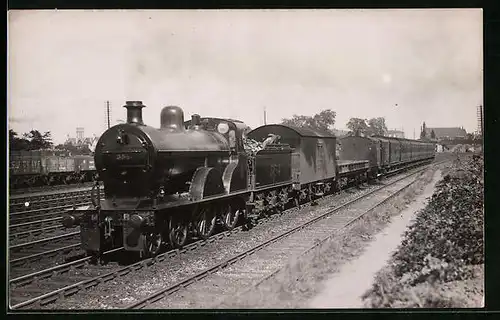 AK Englische Eisenbahn mit der No 354 kommt am Zielbahnhof an