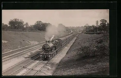 AK Englische Eisenbahn No 704 fährt durch hügelige Region