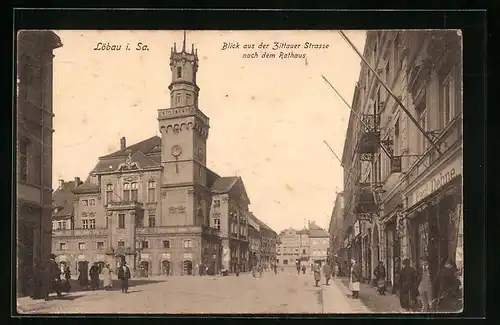 AK Löbau i. Sa., Blick aus der Zittauer Strasse nach dem Rathaus