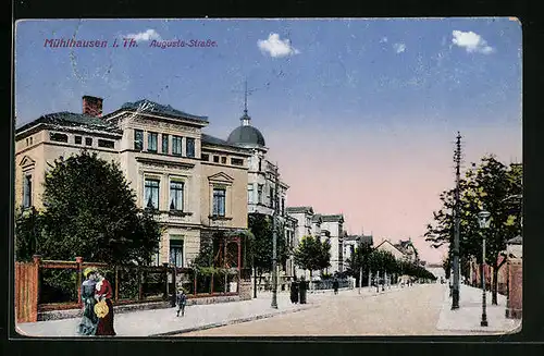 AK Mühlhausen i. Th., Augusta-Strasse mit spazierenden Menschen