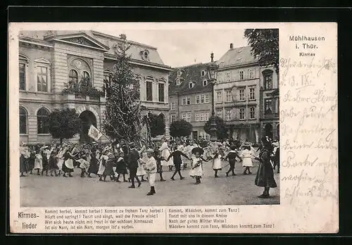 AK Mühlhausen i. Thür., Kirmes, Tanzende Menschen vor geschmücktem Baum am Postamt