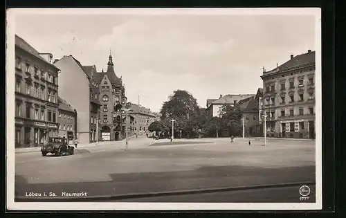 AK Löbau /Sa., Neumarkt mit Geschäften
