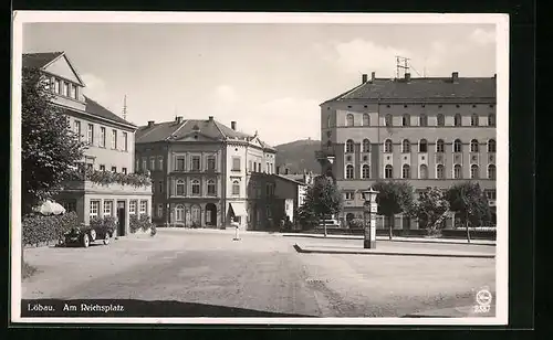 AK Löbau /Sa., Am Reichsplatz mit Blick gegen Löbauer Berg