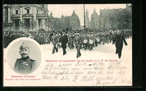 AK Berlin, Rückmarsch der Jugendwehr von der Parade vor I. M. der Kasierin am Schlossplatz, Hauptmann Friedmann
