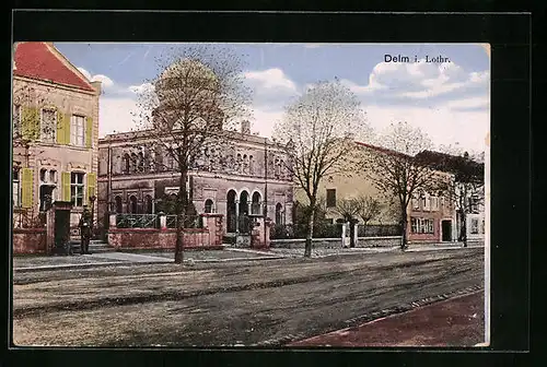 AK Delm i. Lothr., Strassenpartie mit Synagoge
