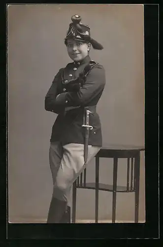 AK Junge Frau in Uniform mit Bajonett an der Koppel