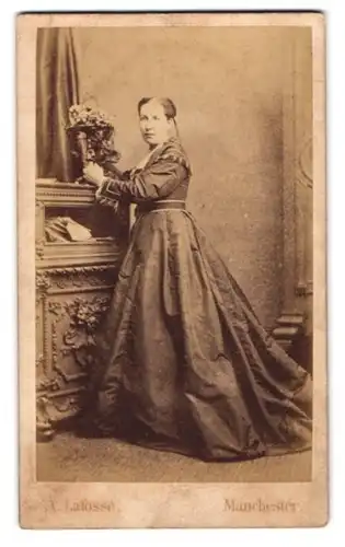 Fotografie A. Lafosse, Manchester, 91. CT Ducie Street, Dame mit Hochsteckfrisur im prunkvollen Biedermeierkleid