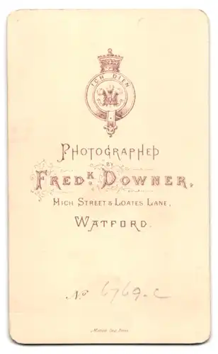 Fotografie Fred. Downer, Watford, Mich Street, Gestandene Dame mit dicker Brosche am Kragen ihres eleganten Kleides