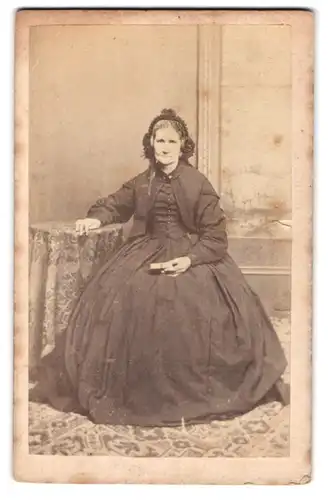 Fotografie Ralph Gibbon, Darlington, 22. Skinnergate, Gestandene Frau mit Kopfschmuck im dunklen Biedermeierkleid