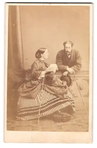 Fotografie Lambert Weston & Son, Folkestone, Church Street, Gutbürgerliches Ehepaar in feinen Gewändern