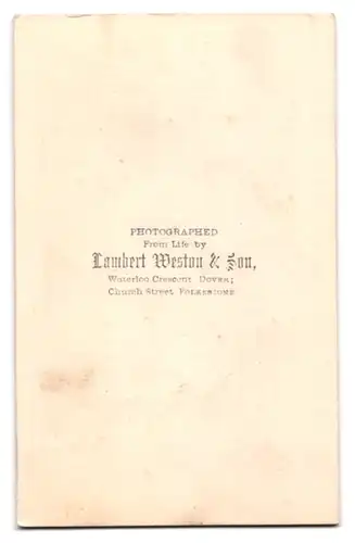 Fotografie Lambert Weston & Son, Folkestone, Church Street, Gutbürgerliches Ehepaar in feinen Gewändern