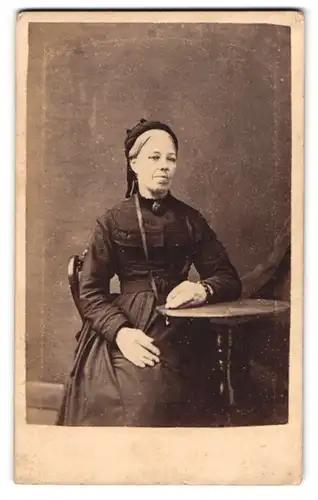 Fotografie Willis & Co., Cravesend, Manor Road, Gestandene Frau mit Kopfbedeckung im pechschwarzen Rüschenkleid