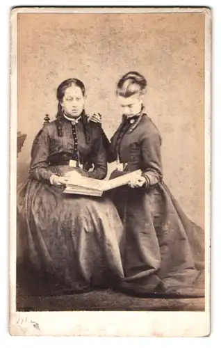 Fotografie W. H. Higgs, Bodmin, 3. Fore Street, Junges Schwesternpaar aus gutbürgerlichem Hause gemeinsam lesend