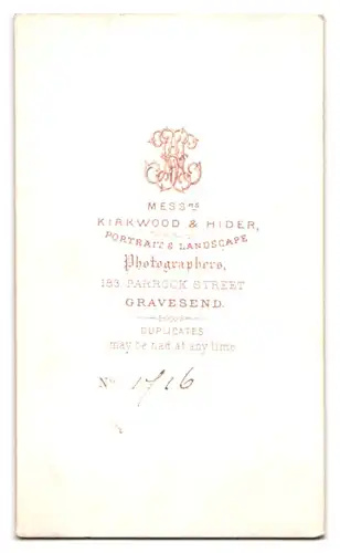 Fotografie Kirkwood & Hider, Gravesend, 183. Parrock Street, Junges Mädel im verzierten Rüschenkleid mit Brosche