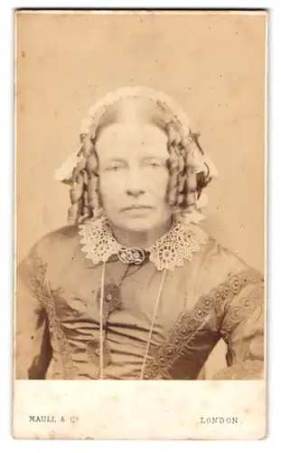 Fotografie Maull & Co., London, 62. Cheapside, Gestandene Frau mit Korkenzieherlocken im verzierten Rüschenkleid