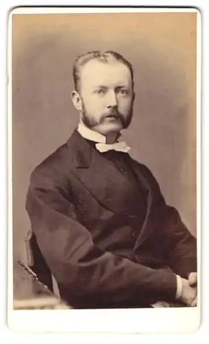 Fotografie C. W. Wilson & Co., Aberdeen, 25. Crown Street, Junger Mann mit Backenbart im zweifarbigen Anzug