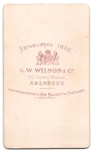 Fotografie C. W. Wilson & Co., Aberdeen, 25. Crown Street, Junger Mann mit Backenbart im zweifarbigen Anzug