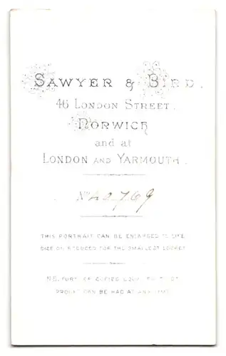 Fotografie Sawyer & Bird, Norwich, 46. London Street, Junge Schönheit mit Hochsteckfrisur und hochwertigem Schmuck