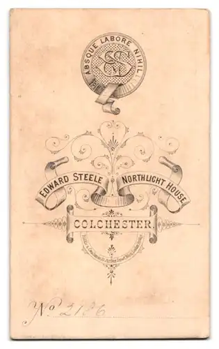 Fotografie E. Steele, Colchester, Northlight House, Wohlernährte Greisin mit Haube und seidenem Biedermeierkleid