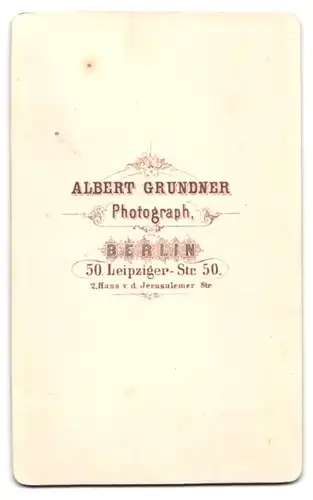 Fotografie Albert Grundner, Berlin, Leipziger Strasse 50, Junger Mann mit gezwirbeltem Spitzbart im hochwertigen Anzug