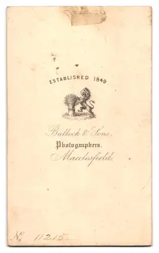 Fotografie Bullock & Sons, Macclesfield, Junger Herr mit modischer Frisur im hochwertigen Massanzug