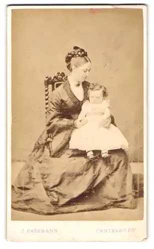 Fotografie J. batemann, Canterbury, 54. St. Georges Street, Hübsche Mutter mit Hochsteckfrisur hält ihre Tochter