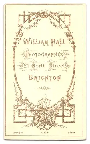 Fotografie W. Hall, Brighton, 21. North Street, Junges Mädchen mit Korkenzieherlocken im hochwertigen Reifrockkleid