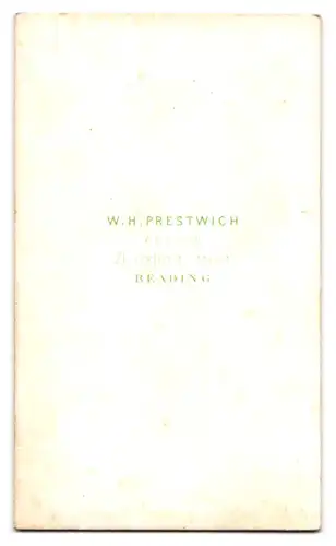 Fotografie W. H. Prestwich, Reading, 71. Oxford Street, Kleines Mädchen mit bockigem Blick im strahlend weissen Kleid