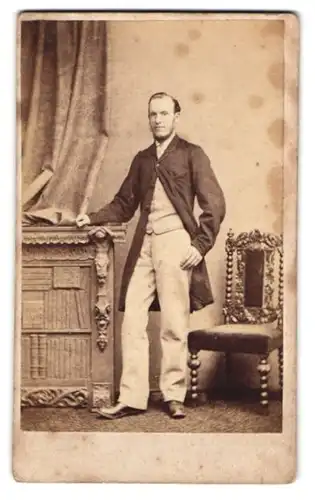Fotografie W. H. Prestwich, Reading, 145. Castle Street, Junger Mann im hellen Massanzug und dunklem Mantel