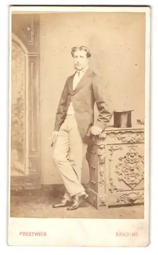 Fotografie W. H. Prestwich, Reading, 87. Broad Street, Junger Herr mit gewichstem Haar im modischen Gewand