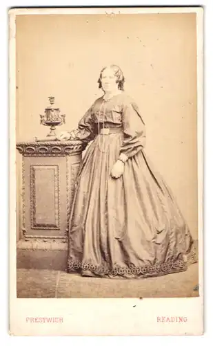 Fotografie Prestwich, Reading, 87. Broad Street, Frau mit Korkenzieherlocken im übergrossen Kleid und Perlenhalskette