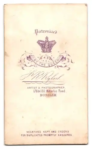 Fotografie F. R. Ryles, Burslem, 178. & 180. Waterloo Road, Backenbärtiger Herr im edlen Kostüm mit hochwertigem Schmuck