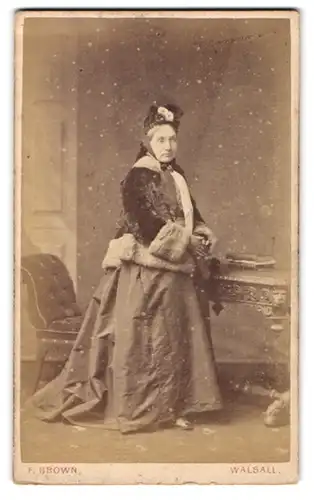 Fotografie F. Brown, Walsall, The Bridge, Gestandene Dame mit Blumengesteck im Haar und hochwertigem Pelzmantel