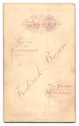 Fotografie F. Brown, Walsall, The Bridge, Gestandene Dame mit Blumengesteck im Haar und hochwertigem Pelzmantel