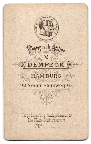 Fotografie V. Dempzok, Hamburg, Neuer Steinweg 92, Hübsches Mädchen mit zusammengebundenen Haaren