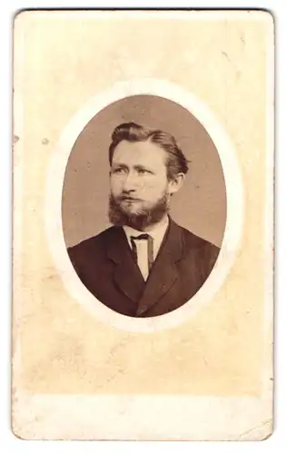 Fotografie Herold Petersdorf, Hildesheim, Junge Mann mit Bart und Seitenscheitel