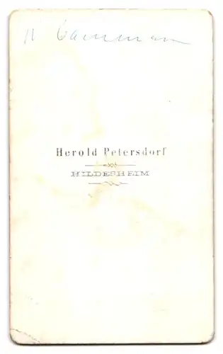 Fotografie Herold Petersdorf, Hildesheim, Junge Mann mit Bart und Seitenscheitel